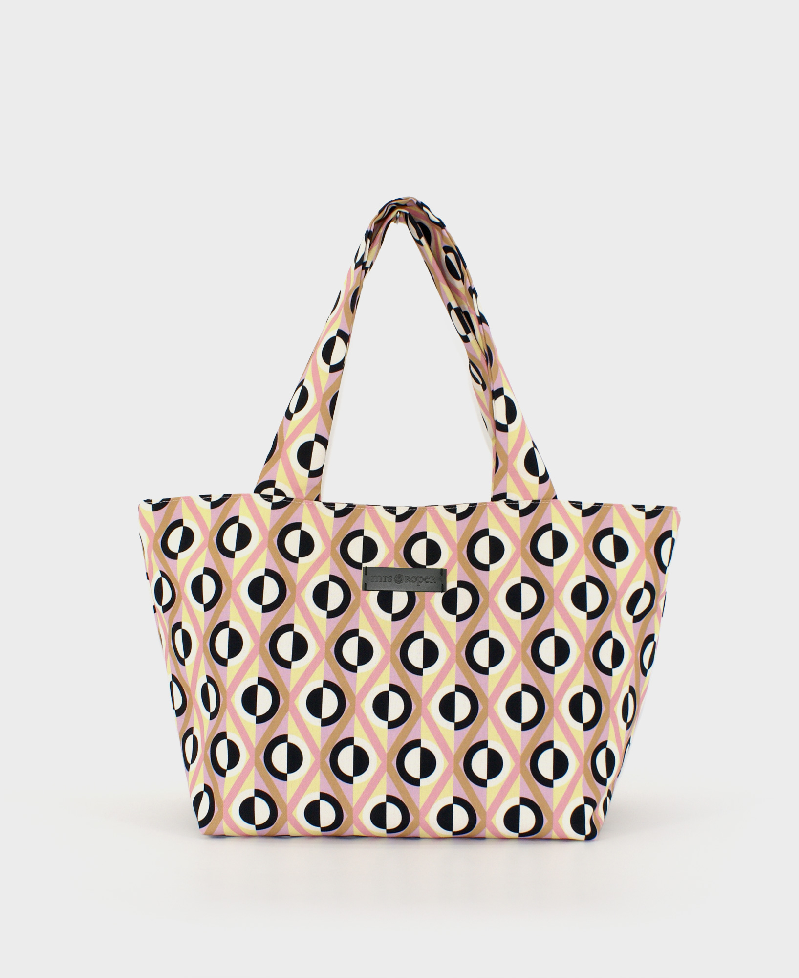 Bolso shopper mediano de mujer realizado en tejido reciclado RPET con estampado geométrico de rombos y rayas en blanco, negro, rosa y beige, de la marca Mrs. Roper.