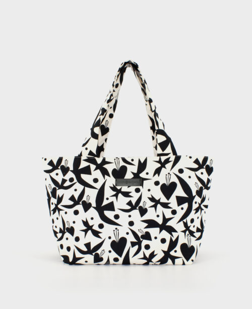 Bolso shopper mediano de mujer realizado en tejido reciclado RPET con estampado de pájaros y corazones en blanco y negro, de la marca Mrs. Roper.