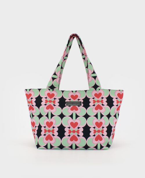 Bolso shopper mediano de mujer realizado en tejido reciclado RPET con estampado geométrico de corazones rojos sobre fondo negro, de la marca Mrs. Roper.