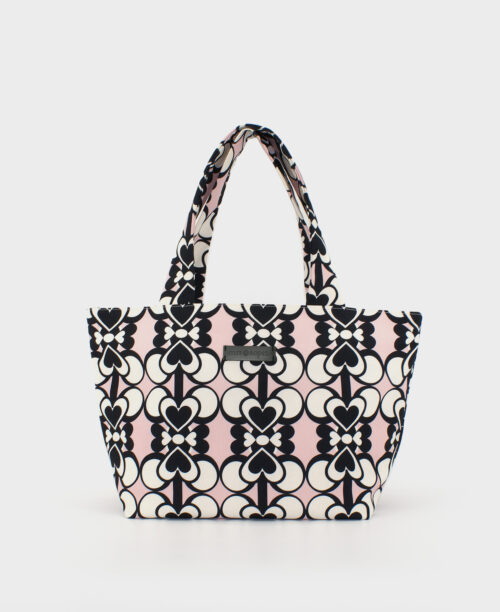 Bolso shopper mediano de mujer realizado en tejido reciclado RPET con estampado geométrico de corazones en blanco y negro con fondo rosa, de la marca Mrs. Roper.