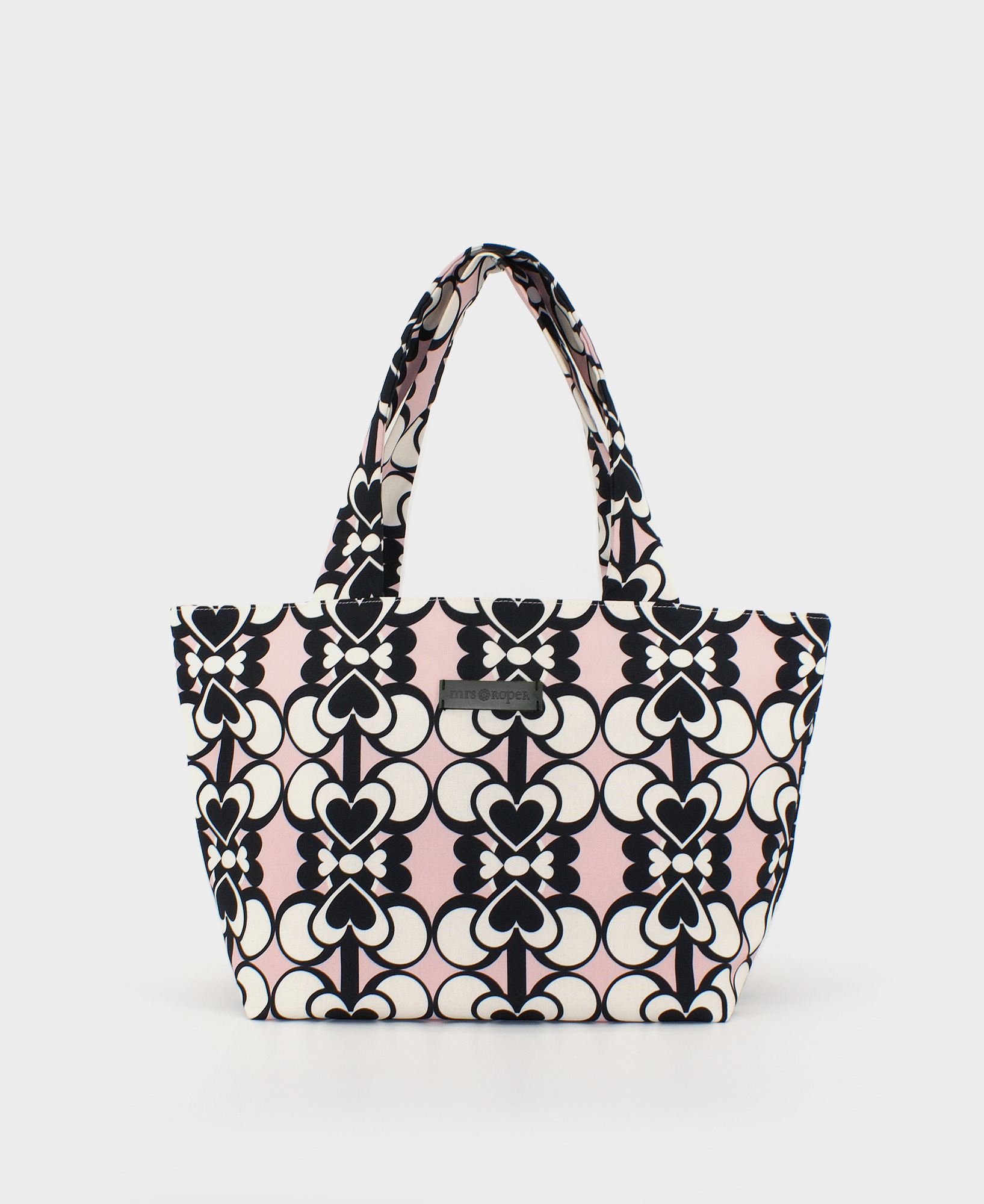 Bolso shopper mediano de mujer realizado en tejido reciclado RPET con estampado geométrico de corazones en blanco y negro con fondo rosa, de la marca Mrs. Roper.