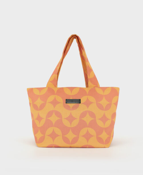 Bolso shopper mediano de mujer realizado en tejido reciclado RPET con estampado geométrico de ondas en color naranja, de la marca Mrs. Roper.
