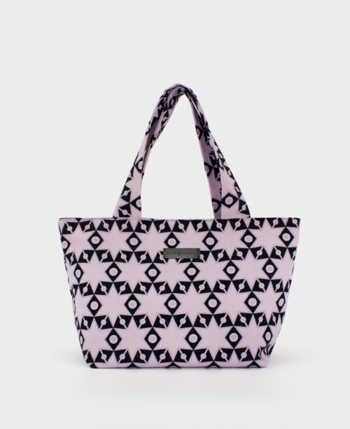 Bolso shopper mediano de mujer realizado en tejido reciclado RPET con estampado geométrico de estrellas en color morado y fondo negro, de la marca Mrs. Roper.