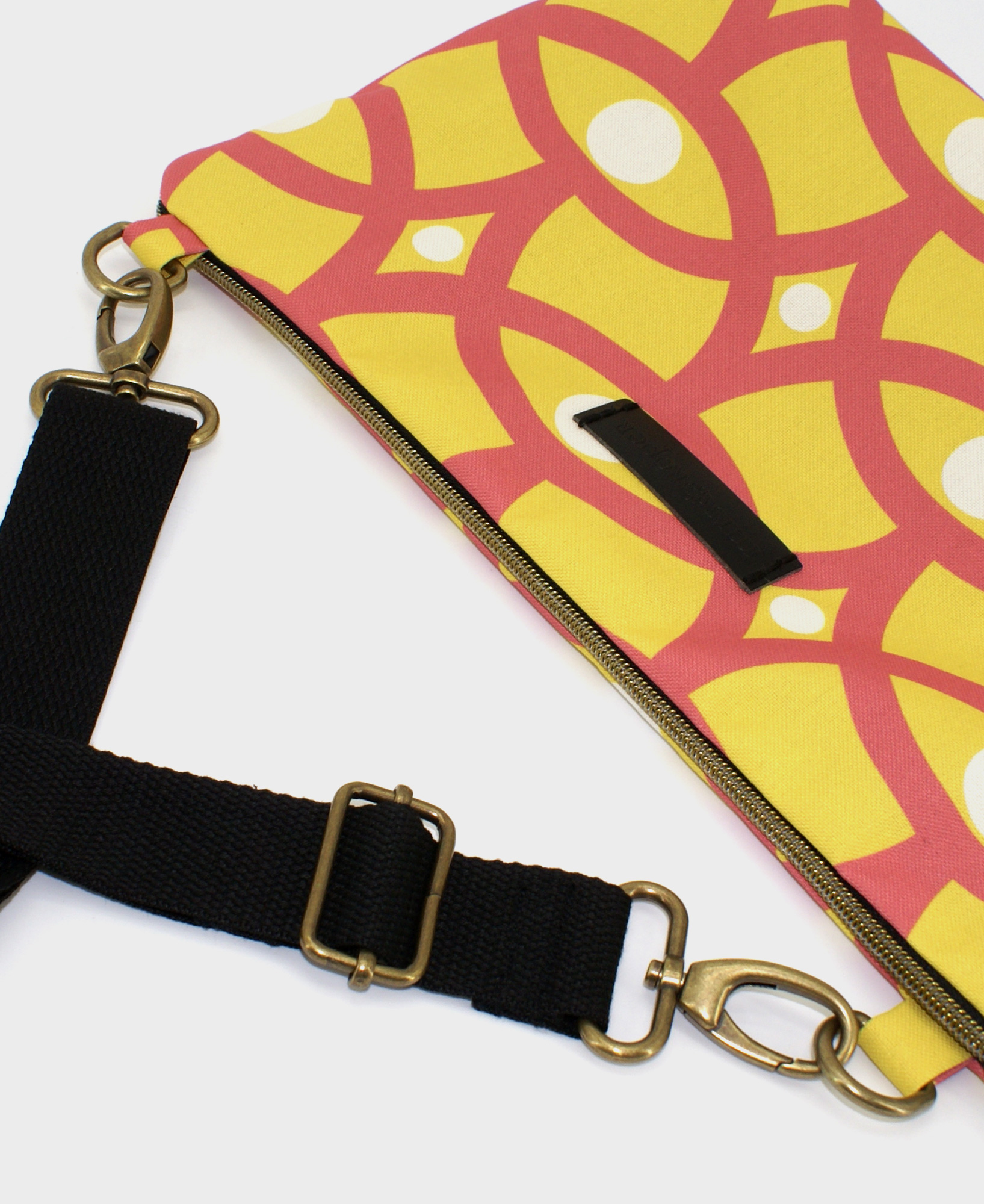 Bandolera de mujer mediana, realizada en tejido reciclado de botellas de plástico RPET, con estampado geométrico amarillo, de la marca Mrs. Roper