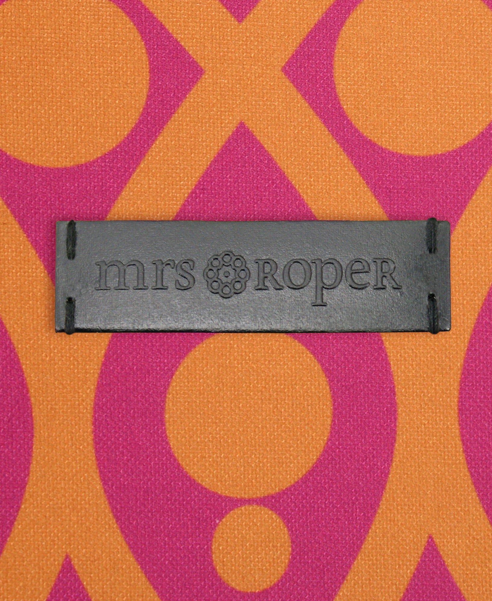 Etiqueta negra de cuero reciclado de la marca Mrs. Roper.