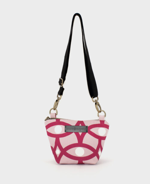 Bandolera pequeña de mujer, realizada en tejido reciclado RPET, con estampado geométrico en rosa y fucsia de la marca Mrs. Roper.
