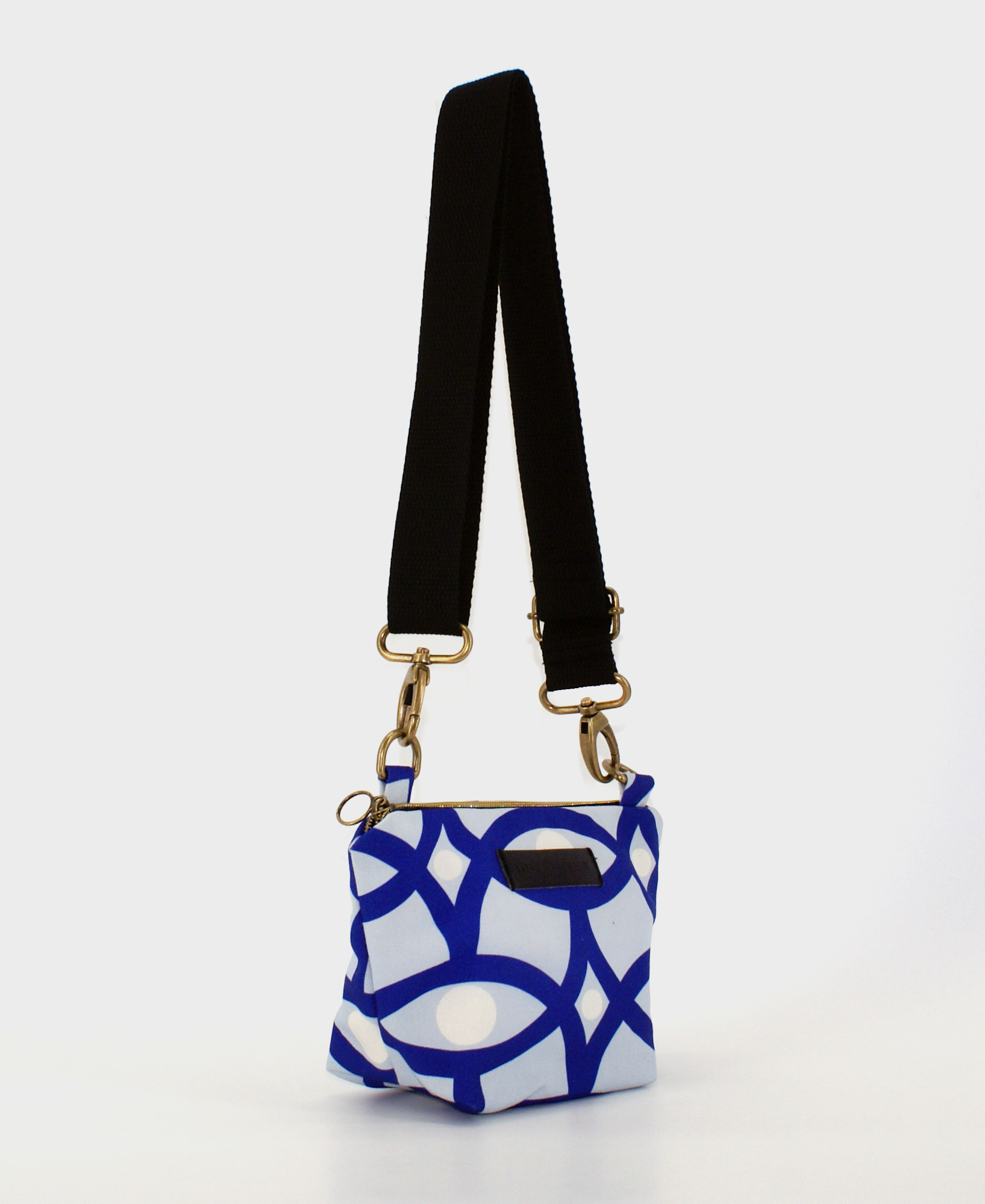 Bandolera pequeña de mujer, realizada en tejido reciclado RPET con estampado geométrico en azul, de la marca Mrs. Roper.