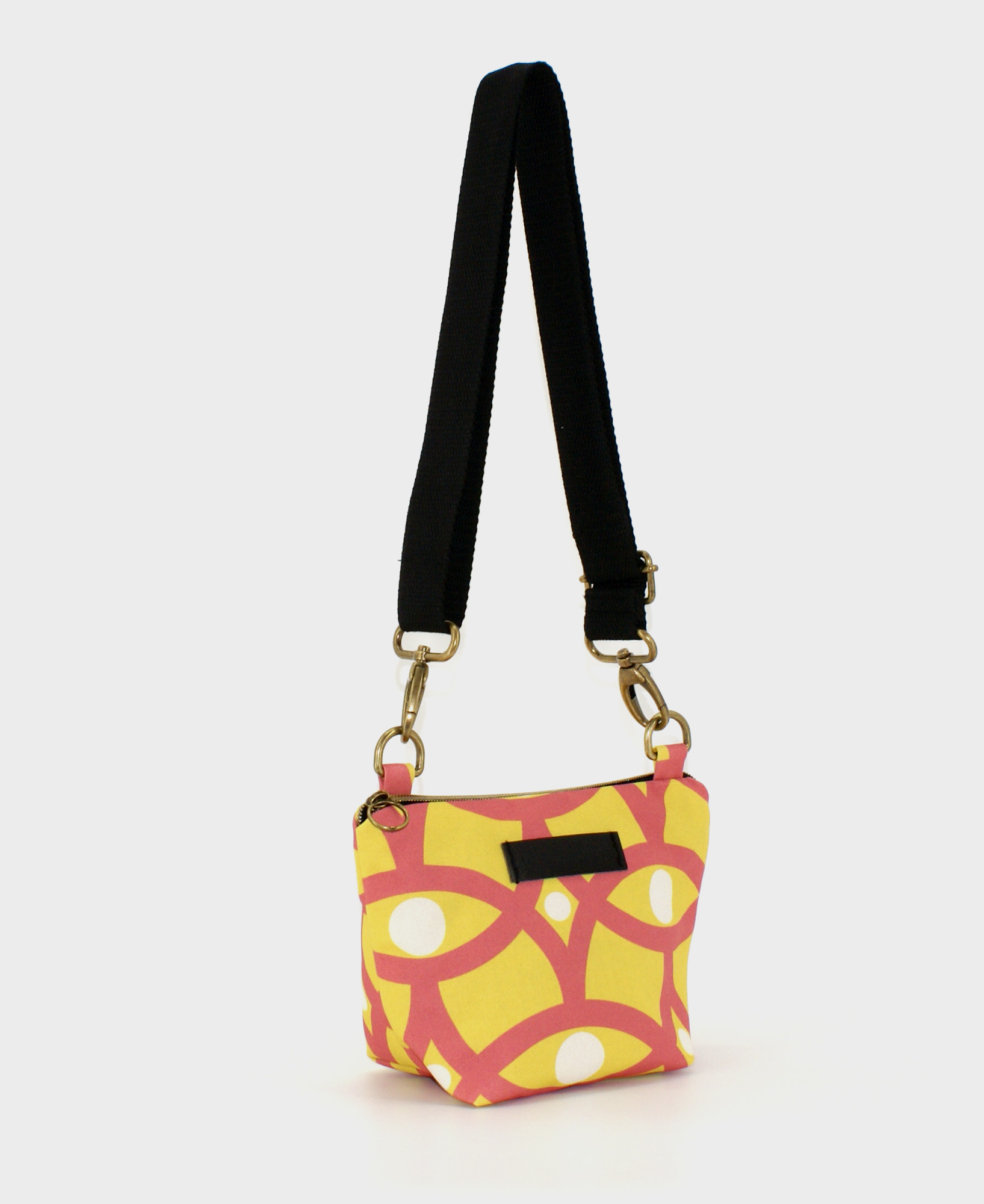 Bandolera pequeña de mujer, realizada en tejido reciclado RPET con estampado geométrico con fondo amarillo de la marca Mrs. Roper.