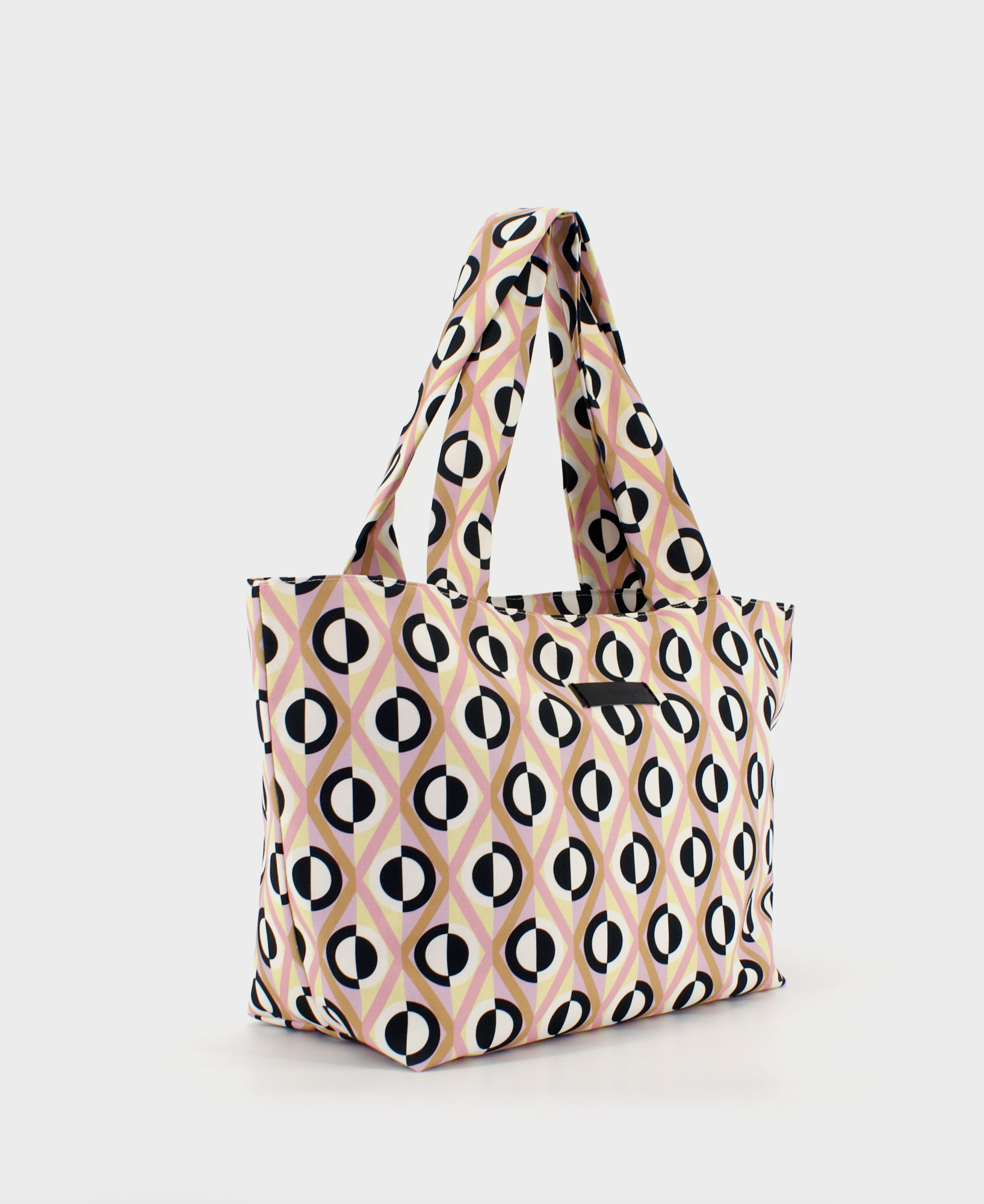 Bolso shopper mediano de mujer realizado en tejido reciclado RPET con estampado geométrico de rombos y rayas en blanco, negro, rosa y beige, de la marca Mrs. Roper.