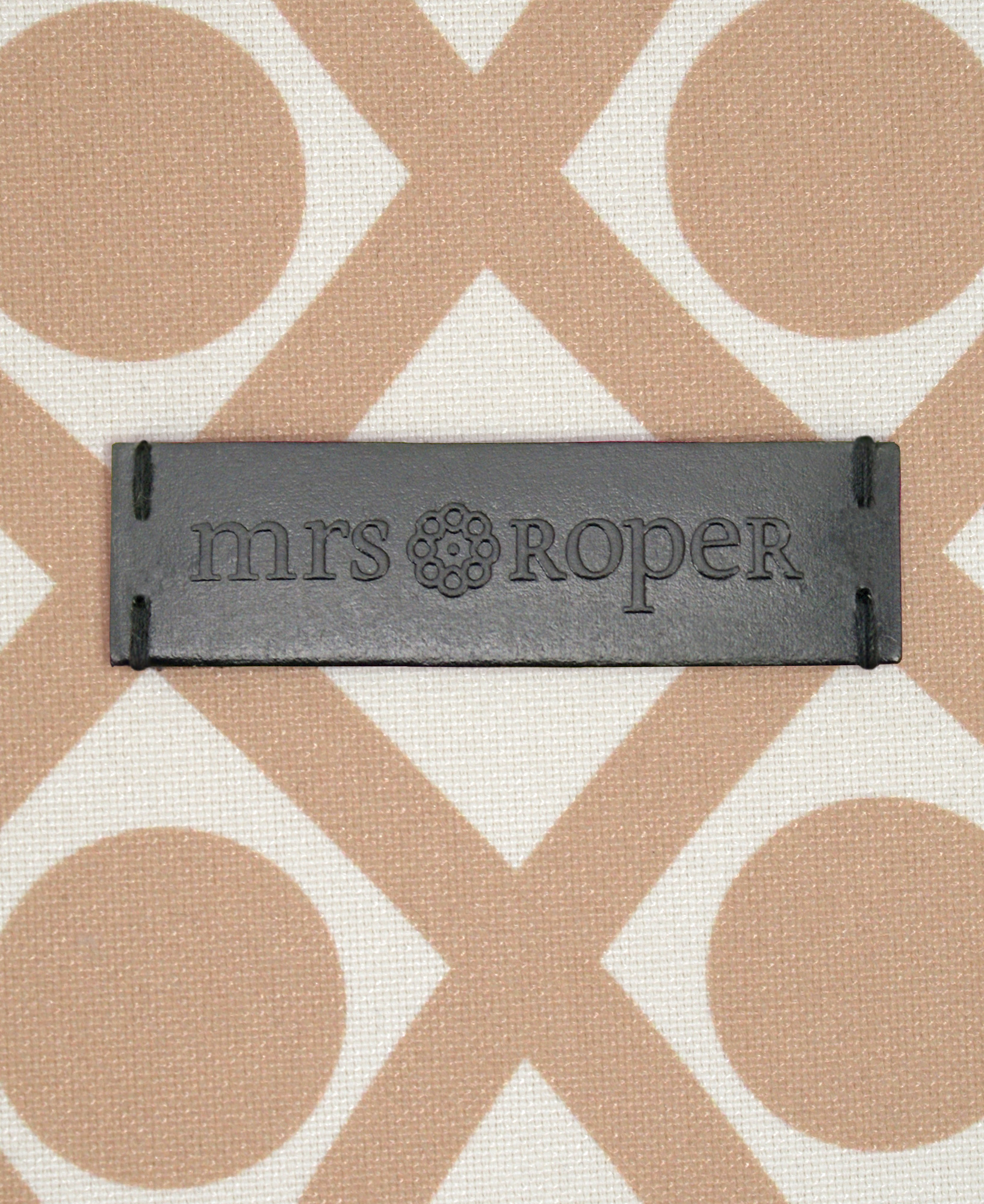 Etiqueta negra de cuero reciclado de la marca Mrs. Roper.