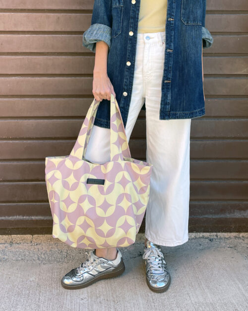 Bolso shopper de mujer mediano, con estampado geométrico de ondas en lila y vainilla, hecho en tejido reciclado de RPET de la marca mrs Roper.