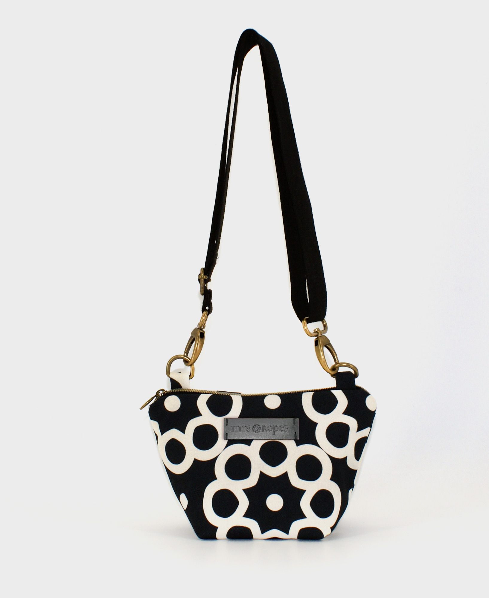 Bandolera pequeña de mujer, realizada en tejido reciclado RPET con estampado geométrico en blanco y negro de la marca Mrs. Roper.