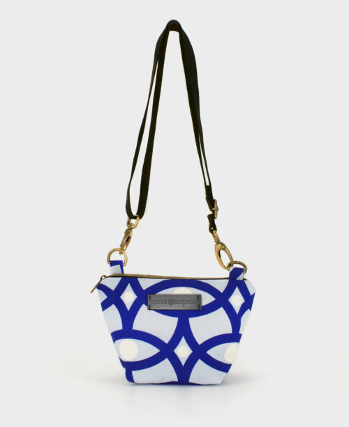 Bandolera pequeña de mujer, realizada en tejido reciclado RPET con estampado geométrico en azul de la marca Mrs. Roper.
