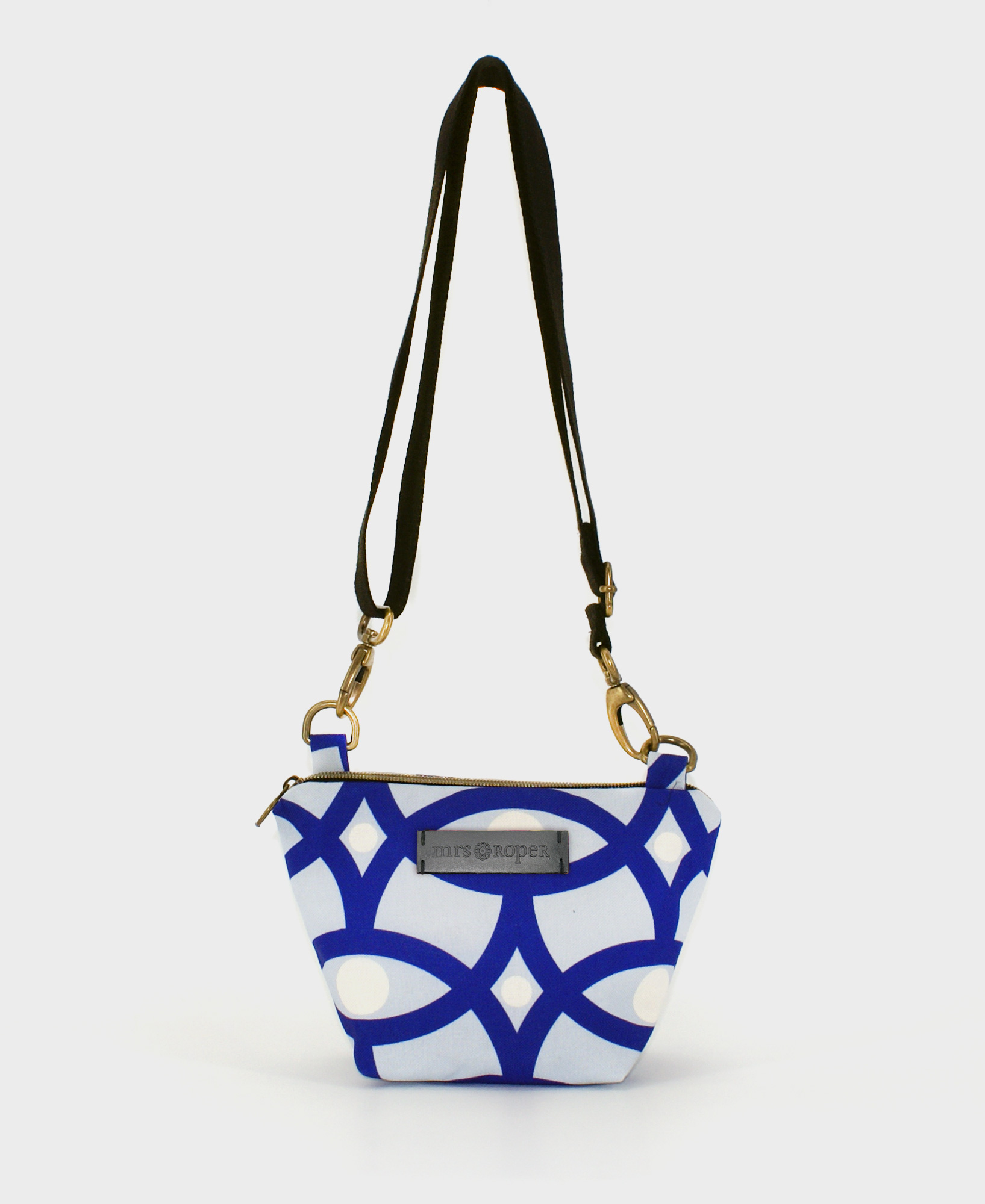 Bandolera pequeña de mujer, realizada en tejido reciclado RPET con estampado geométrico en azul de la marca Mrs. Roper.