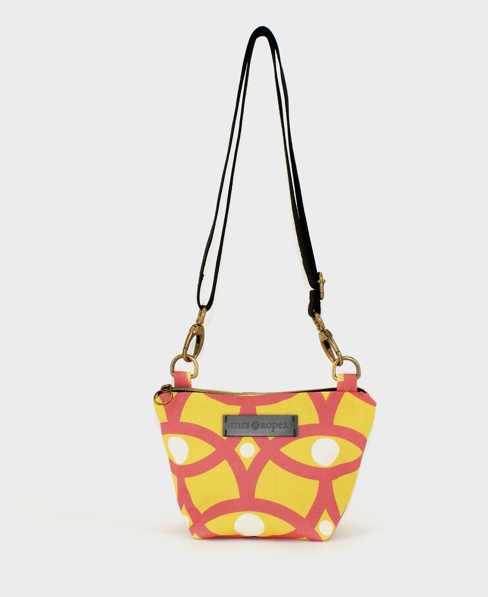Bandolera pequeña de mujer, realizada en tejido reciclado RPET con estampado geométrico en fondo amarillo, de la marca Mrs. Roper.