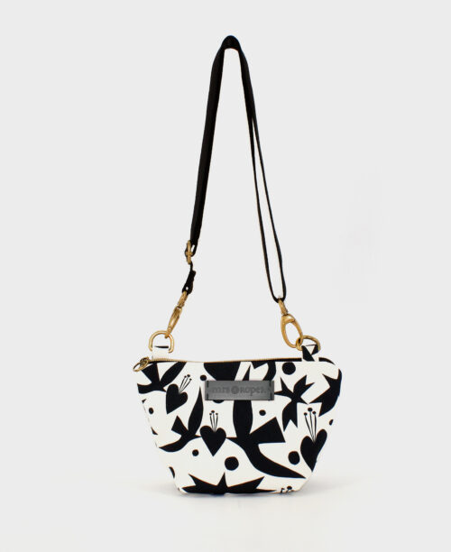 Bandolera pequeña de mujer, realizada en tejido reciclado RPET con estampado de pájaros y corazones en color negro y blanco, de la marca Mrs. Roper.