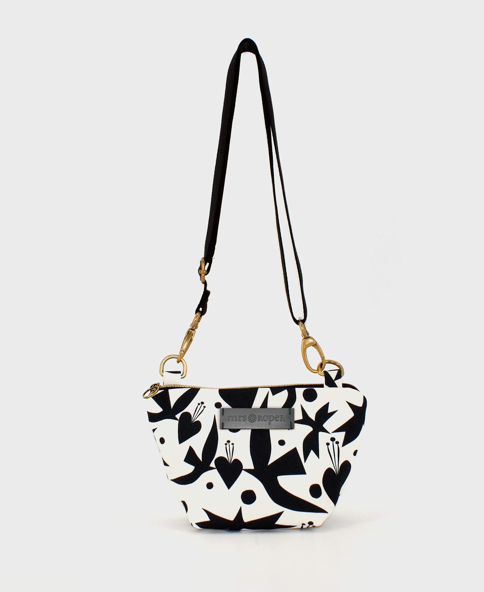Bandolera pequeña de mujer, realizada en tejido reciclado RPET con estampado de pájaros y corazones en color negro y blanco, de la marca Mrs. Roper.