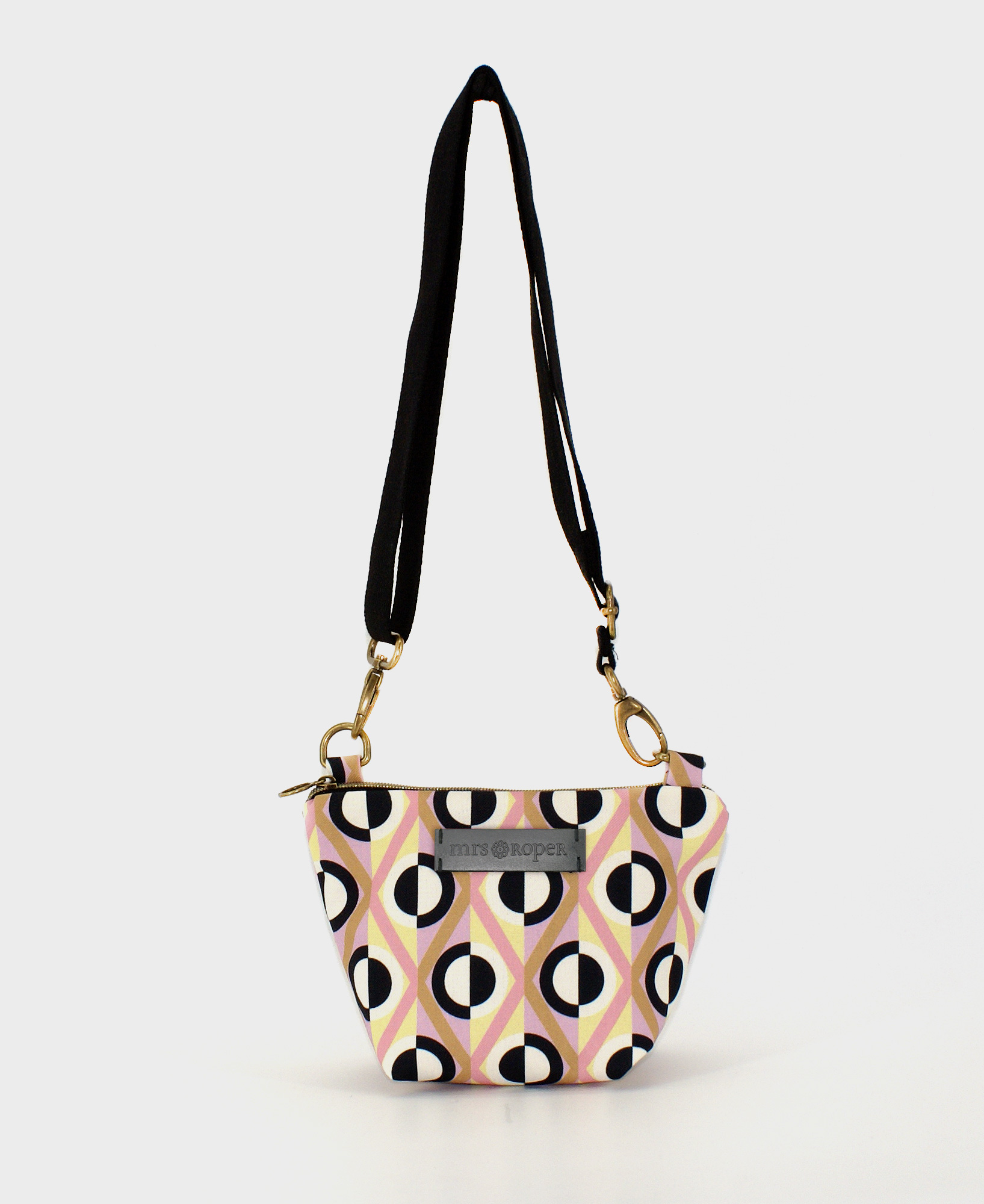 Bandolera pequeña de mujer, realizada en tejido reciclado RPET con estampado geométrico de rombos y rayas en blanco, negro, rosa y beige, de la marca Mrs. Roper.