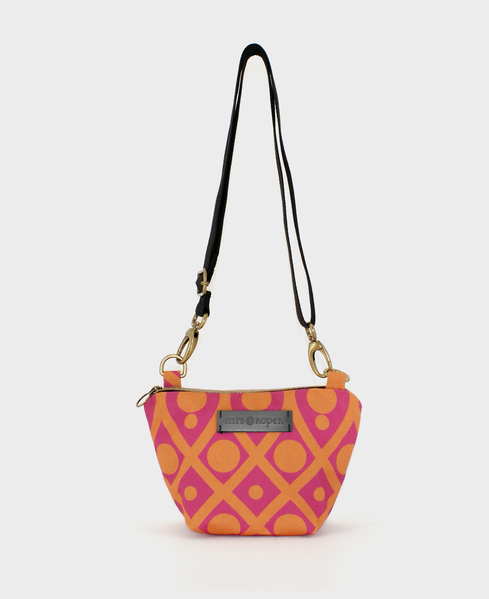 Bandolera pequeña de mujer, realizada en tejido reciclado RPET con estampado geométrico en fucsia y naranja, de la marca Mrs. Roper.
