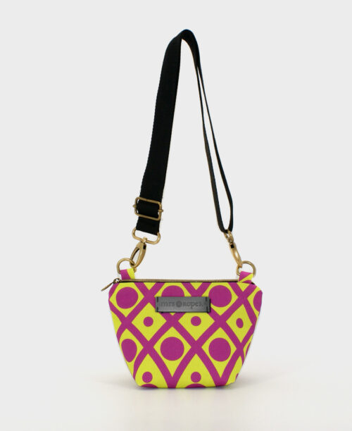 Bandolera pequeña de mujer, realizada en tejido reciclado RPET con estampado geométrico en morado y lima, de la marca Mrs. Roper.
