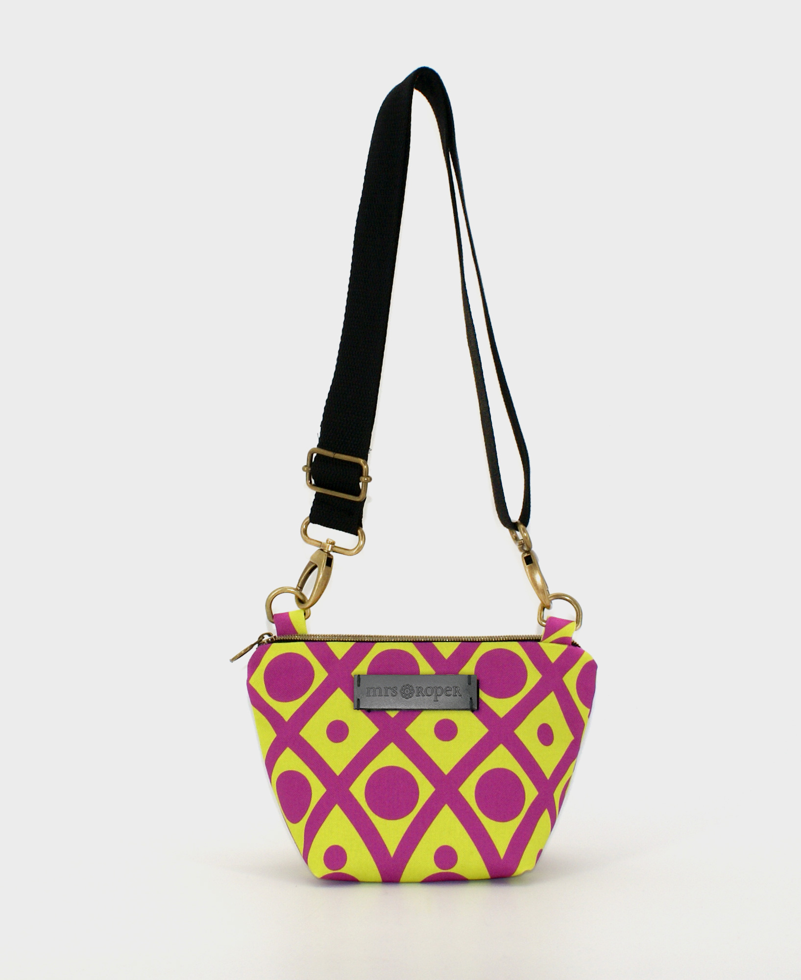 Bandolera pequeña de mujer, realizada en tejido reciclado RPET con estampado geométrico en morado y lima, de la marca Mrs. Roper.