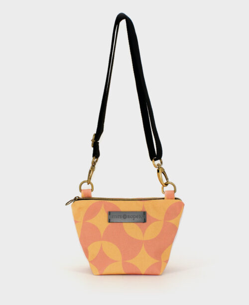 Bandolera pequeña de mujer, realizada en tejido reciclado RPET con estampado geométrico de ondas en naranja, de la marca Mrs. Roper.