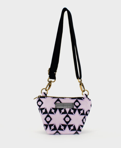Bandolera pequeña de mujer, realizada en tejido reciclado RPET con estampado geométrico de estrellas en morado y negro, de la marca Mrs. Roper.