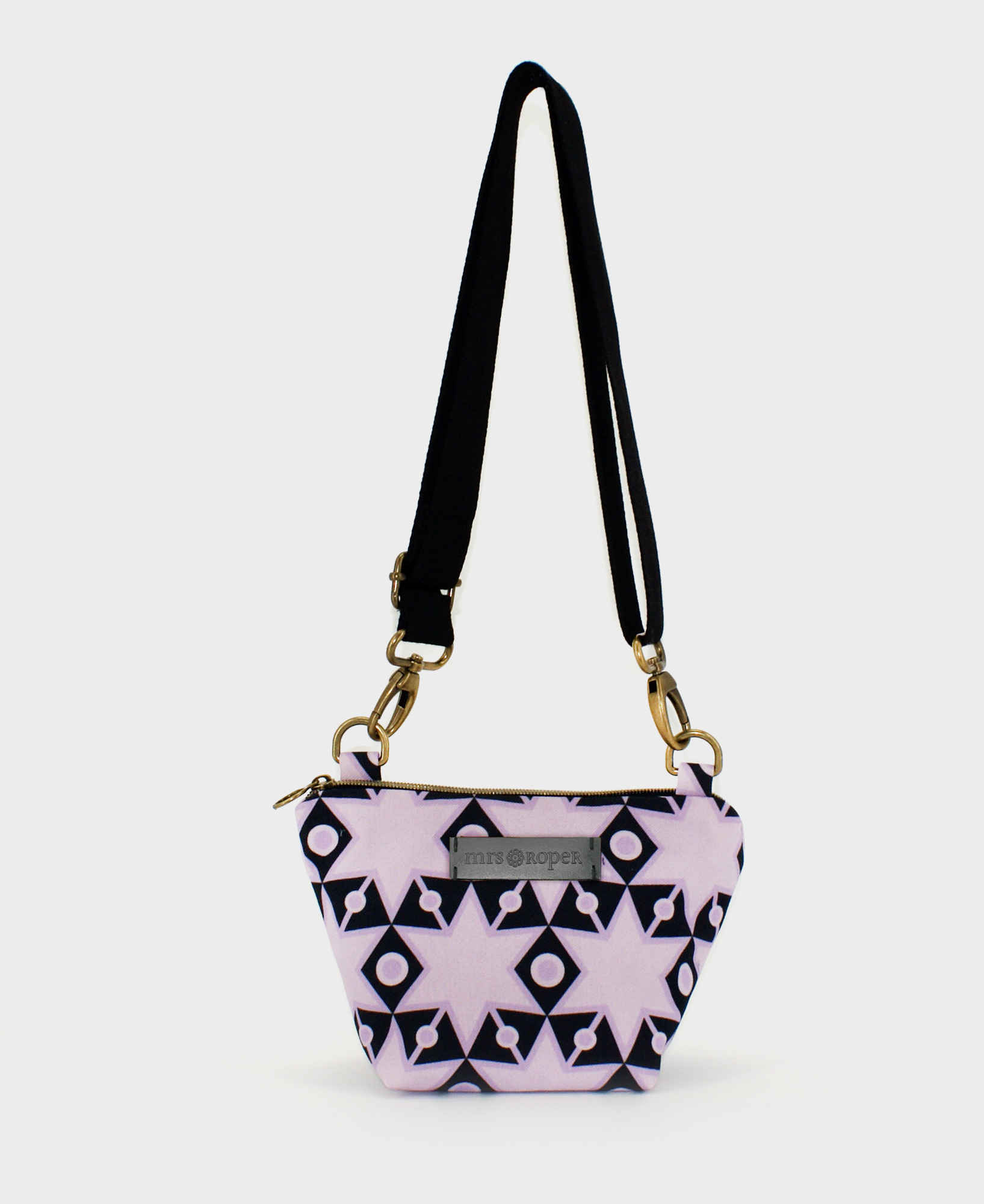 Bandolera pequeña de mujer, realizada en tejido reciclado RPET con estampado geométrico de estrellas en morado y negro, de la marca Mrs. Roper.