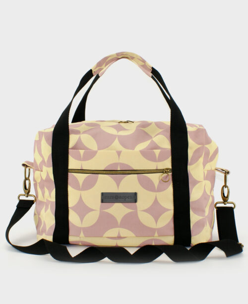 Bolsa de viaje hecha de tejido reciclado RPET con estampado geométrico suave en colores vainilla y lila de la marca Mrs. Roper.
