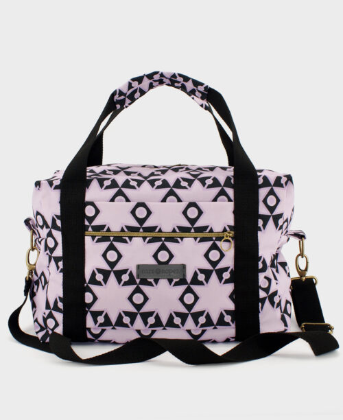 Bolsa de viaje hecha de tejido reciclado RPET con estampado de estrellas geométrico en morado y negro de la marca Mrs. Roper.