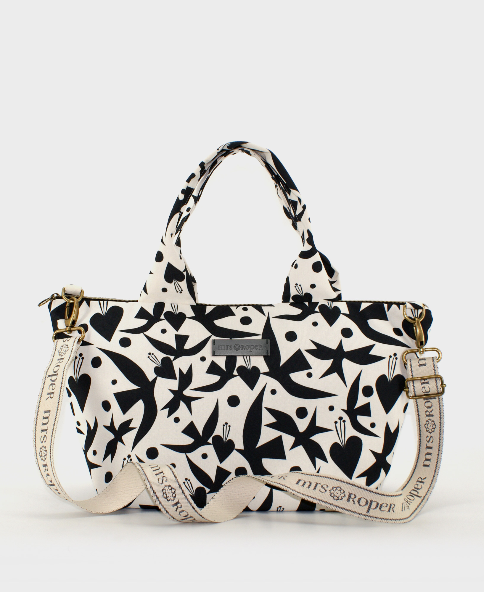Bolso de hombro de mujer, hecho en tejido reciclado RPET con estampado de pájaros y corazones negros sobre fondo blanco de la marca Mrs. Roper.