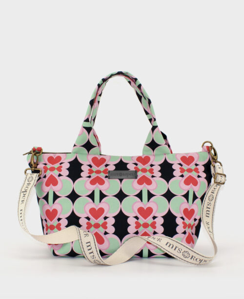Bolso de hombro de mujer, realizado en tejido reciclado RPET con estampado geométrico de corazones rojos, sobre fondo negro, de la marca Mrs. Roper.