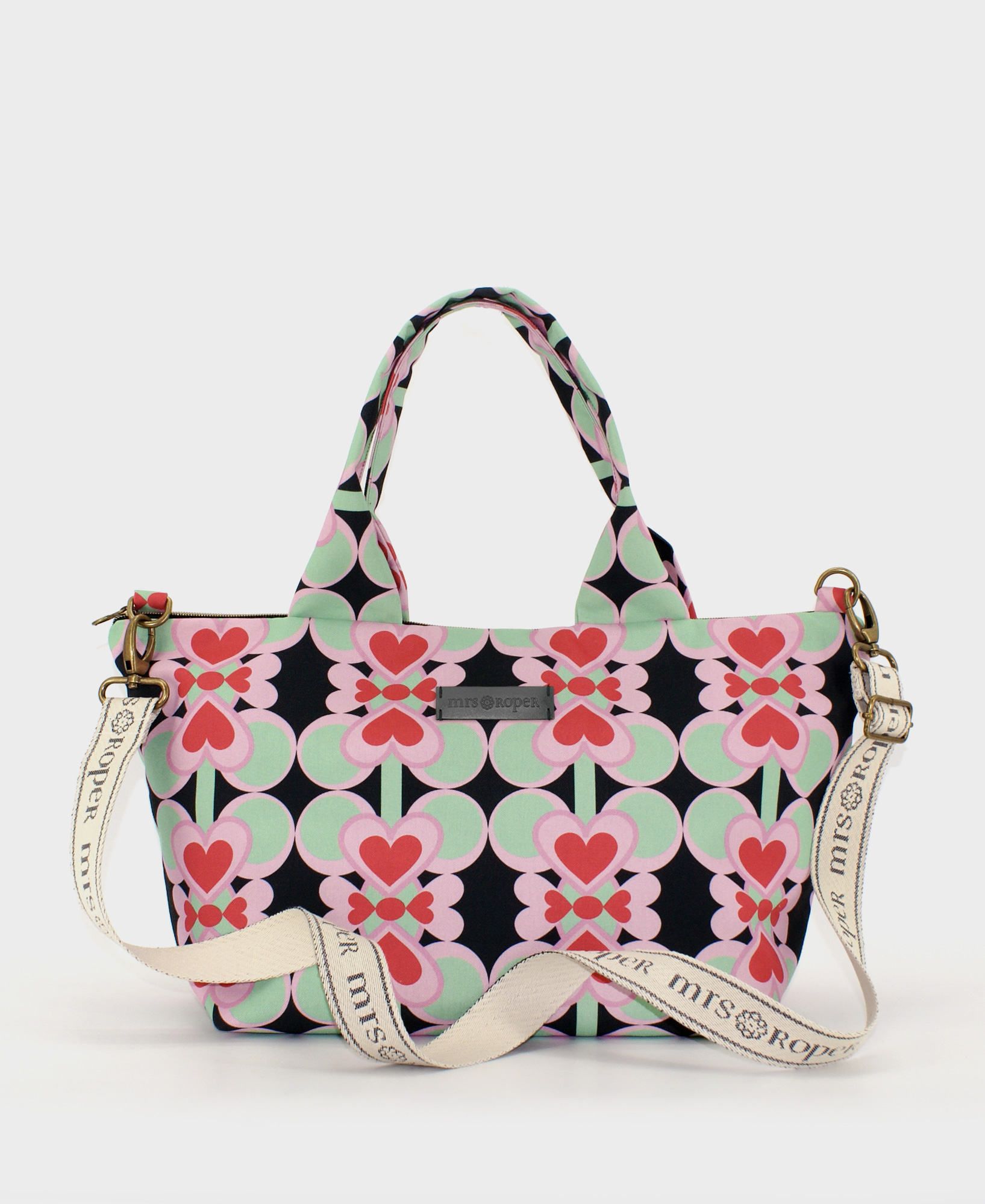 Bolso de hombro de mujer, realizado en tejido reciclado RPET con estampado geométrico de corazones rojos, sobre fondo negro, de la marca Mrs. Roper.