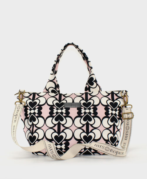 Bolso de hombro de mujer, realizado en tejido reciclado RPET con estampado de corazones blanco y negro sobre fondo rosa, de la marca Mrs. Roper.