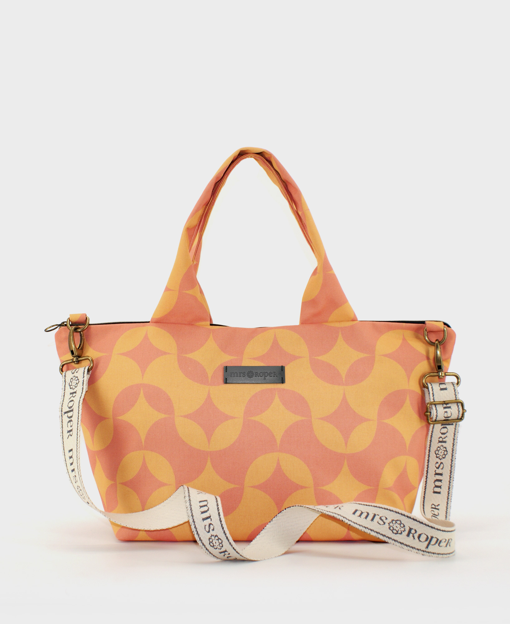 Bolso de hombro de mujer, realizado en tejido reciclado RPET con estampado geométrico de ondas en tonos naranjas, de la marca Mrs. Roper.