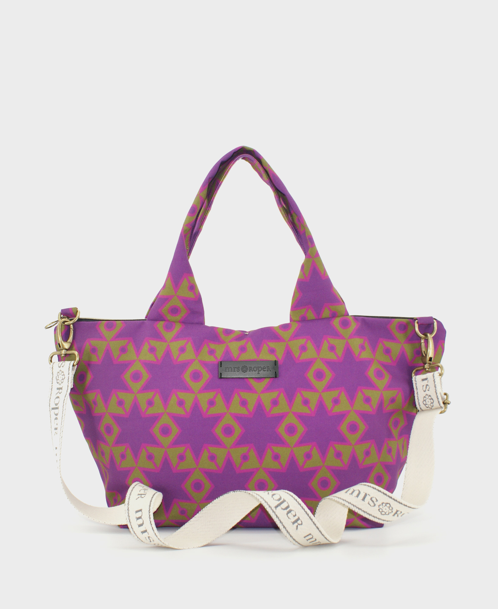 Bolso de hombro de mujer, realizado en tejido reciclado RPET con estampado geométrico de estrellas moradas sobre fondo verde, de la marca Mrs. Roper.