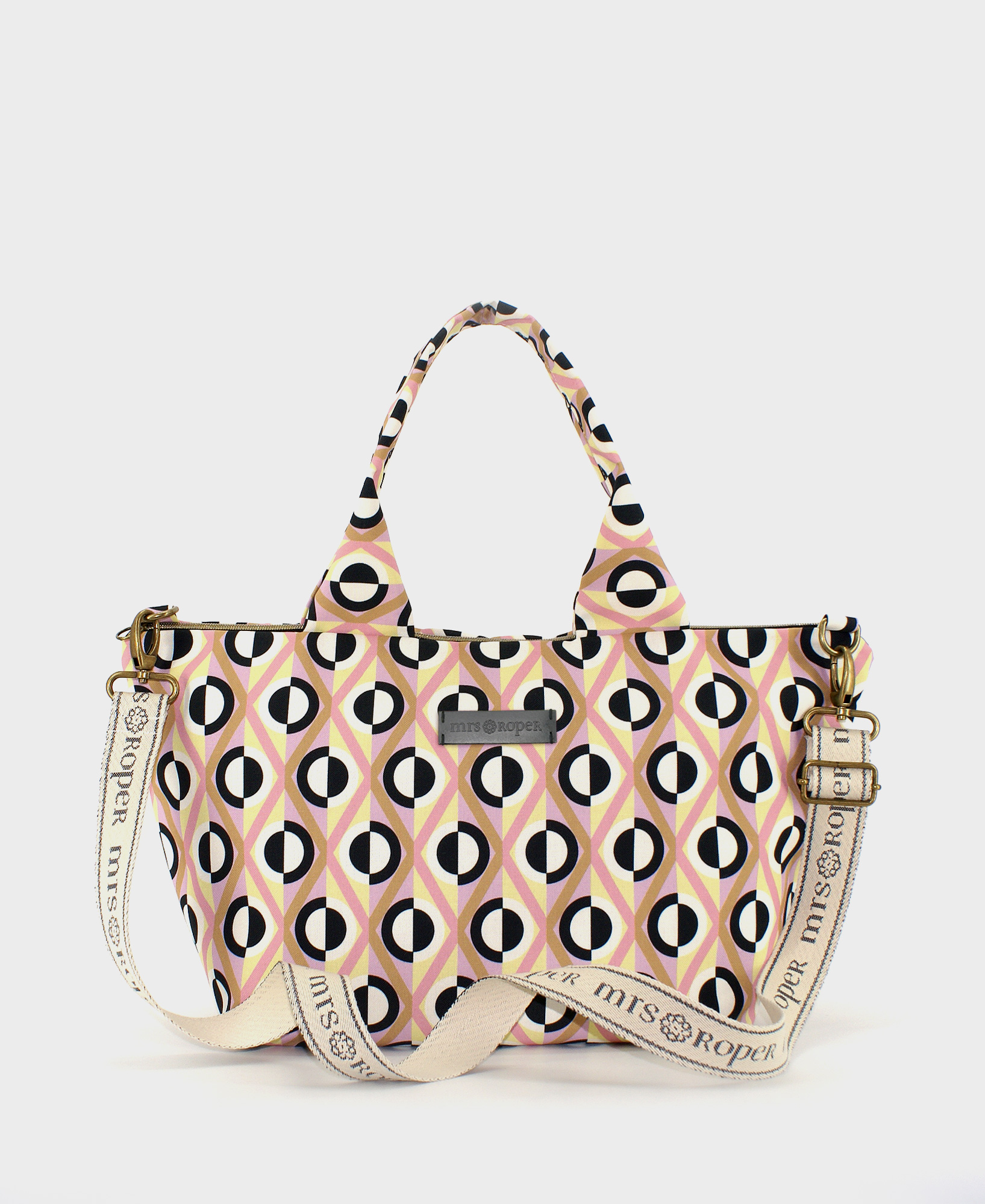 Bolso de hombro de mujer, realizado en tejido reciclado RPET con estampado geométrico de rombos en color blanco, negro, beige y rosa de la marca Mrs. Roper.