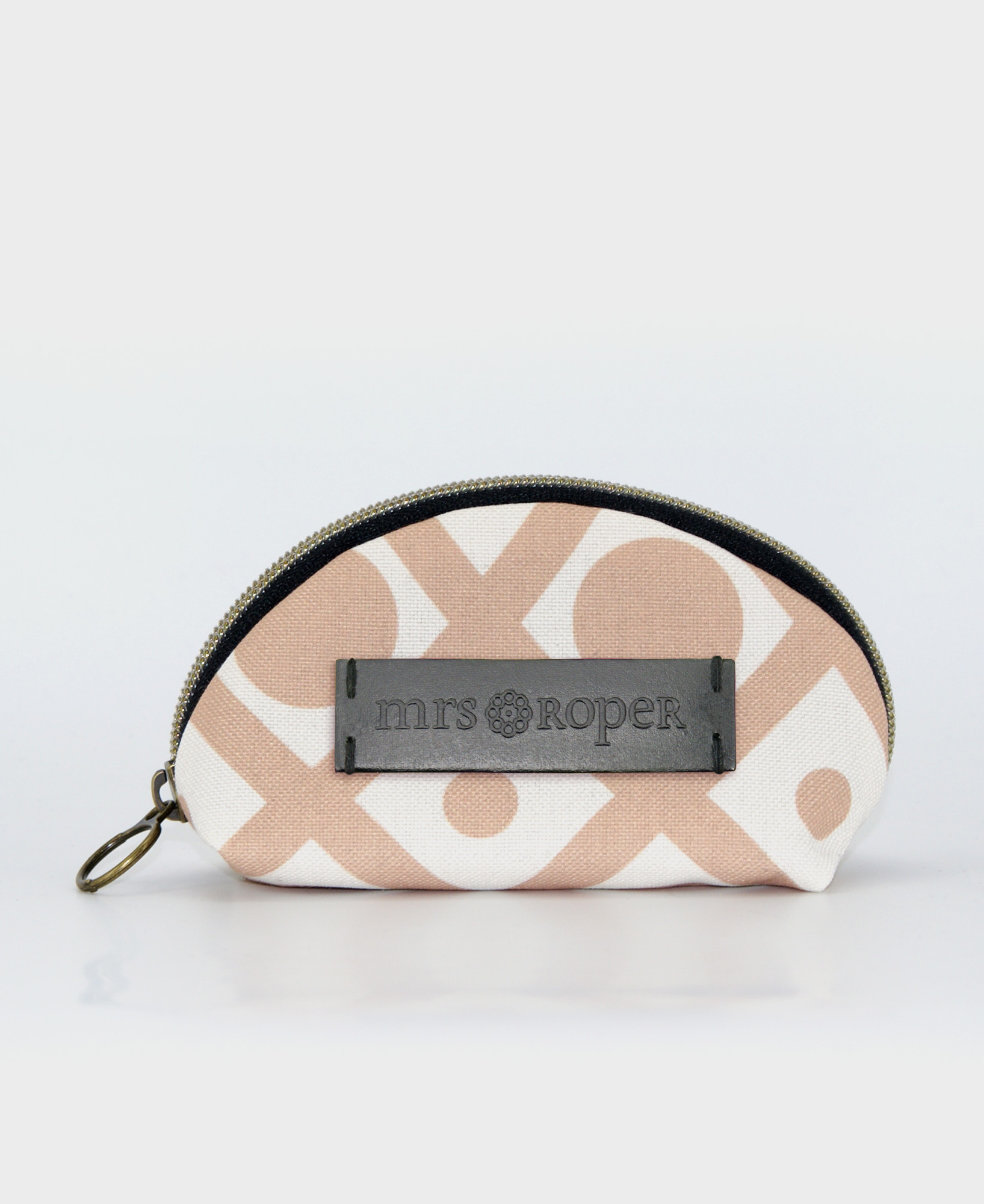 Monedero pequeño de mujer realizado en tejido reciclado RPET, con estampado geométrico blanco y beige de la marca Mrs. Roper.