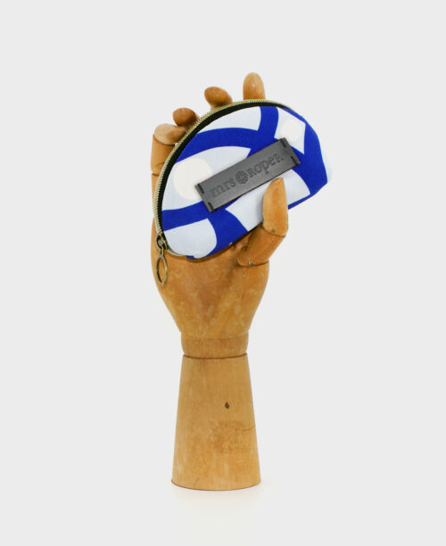 Monedero pequeño de mujer realizado en tejido reciclado RPET, con estampado geométrico azul de la marca Mrs. Roper.