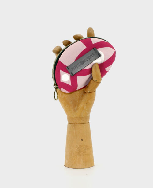Monedero pequeño de mujer realizado en tejido reciclado RPET, con estampado geométrico fucsia y rosa de la marca Mrs. Roper.