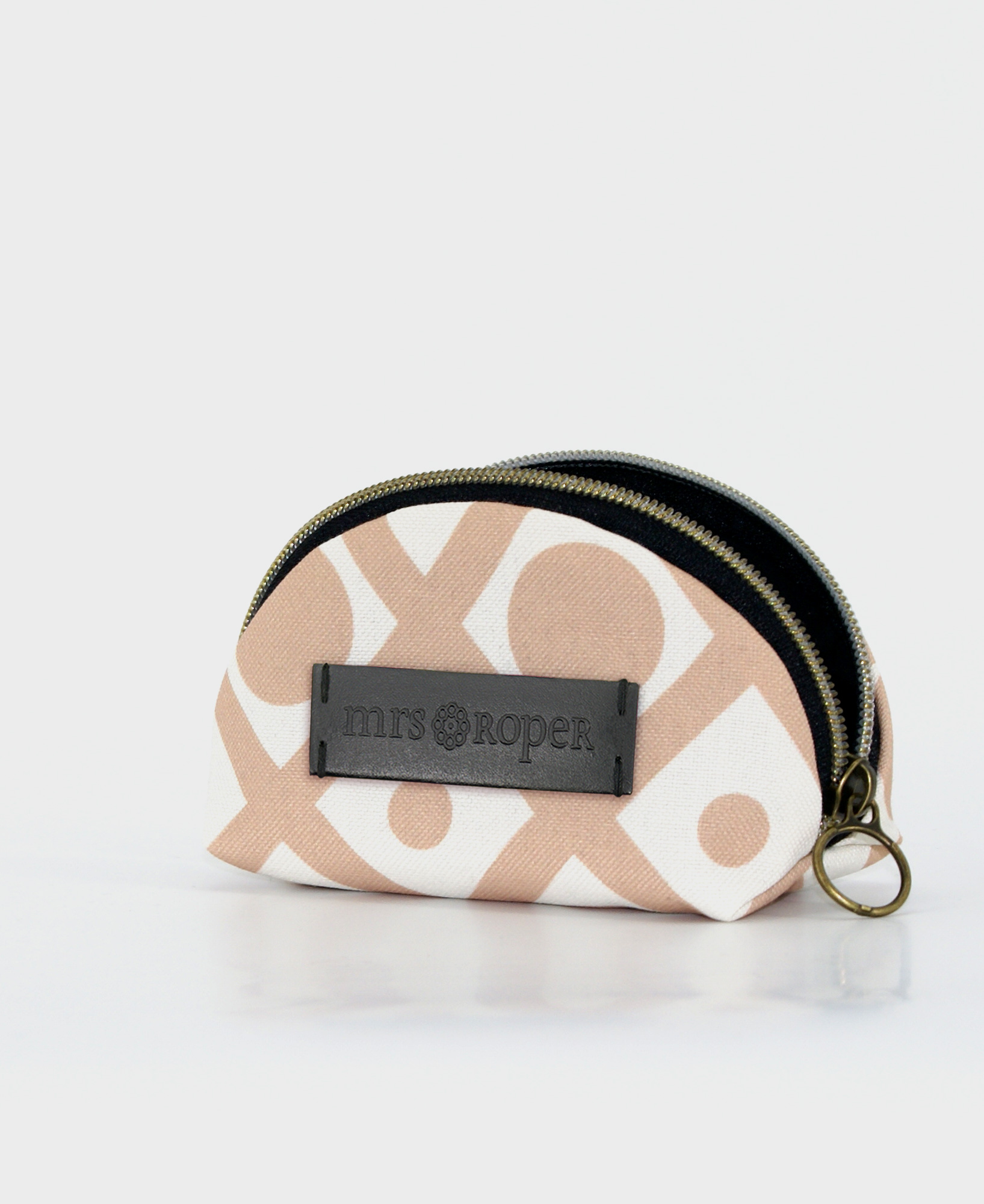 Monedero pequeño de mujer realizado en tejido reciclado RPET, con estampado geométrico blanco y beige de la marca Mrs. Roper.