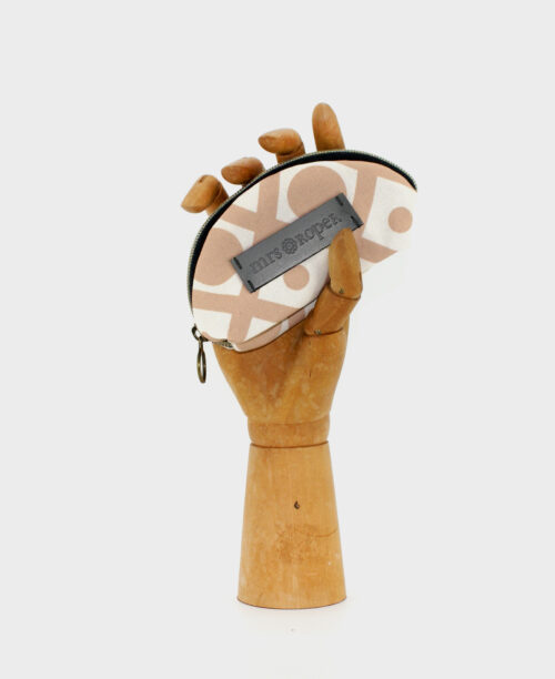 Monedero pequeño de mujer realizado en tejido reciclado RPET, con estampado geométrico blanco y beige de la marca Mrs. Roper.