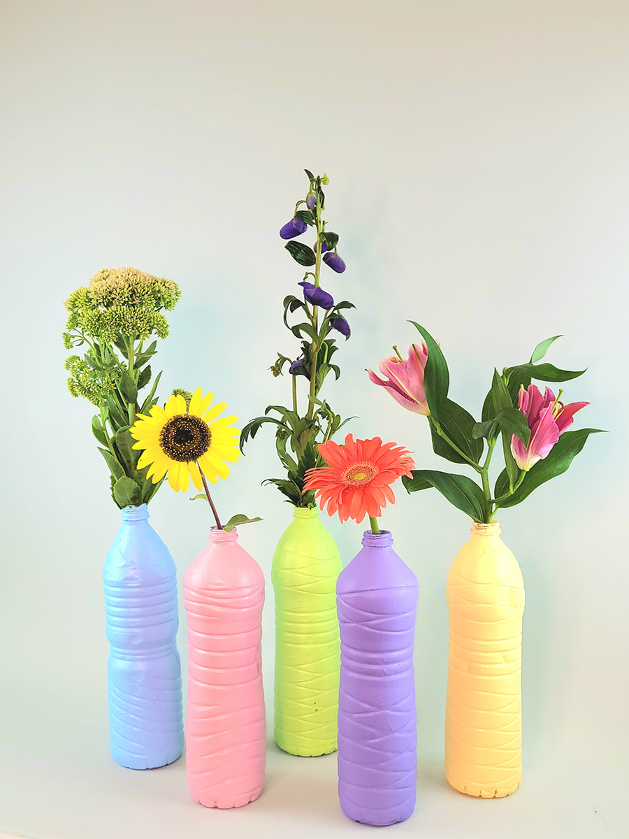 Todos nuestros bolsos y accesorios están confeccionados con tejido extraído a partir del reciclado de botellas de plástico post-consumo.