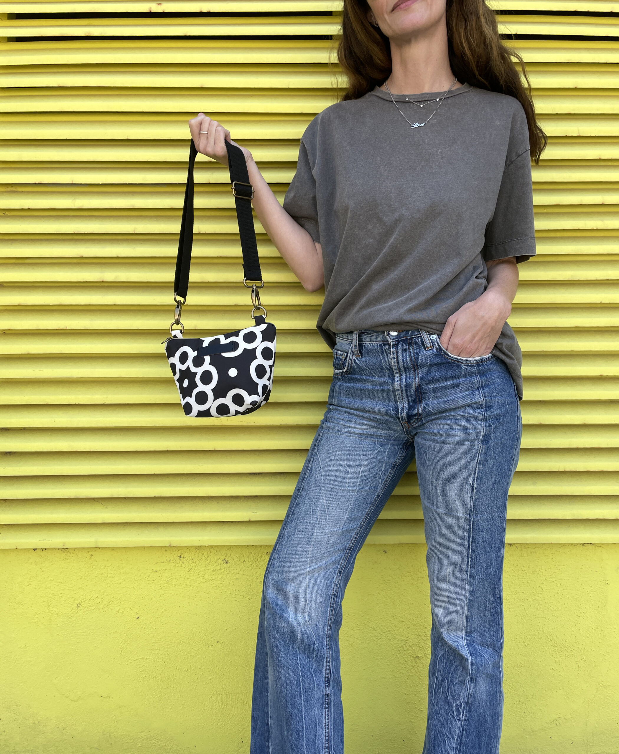 Bandolera pequeña de mujer con estampado geométrico en blanco y negro, realizada en tejido reciclado RPET de la marca mrs Roper.