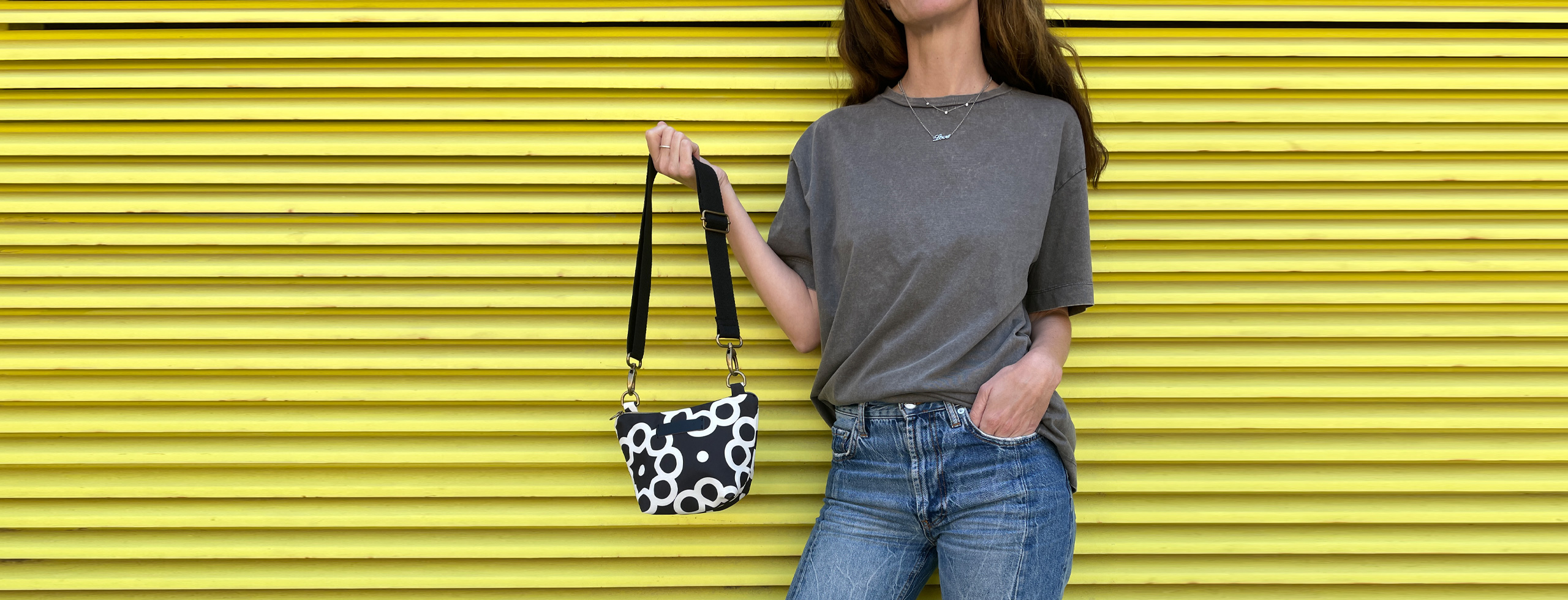 Bandolera pequeña de mujer con estampado geométrico en blanco y negro, realizada en tejido reciclado RPET de la marca mrs Roper.