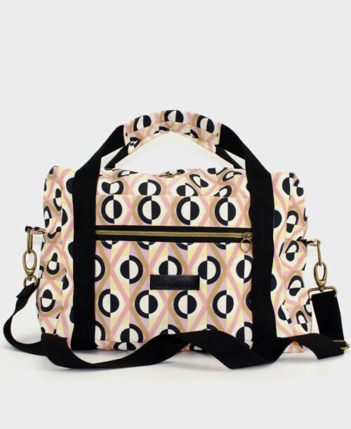 Bolsa de viaje con estampado geométrico de rombos en rosa, beige, blanco y negro, realizado en tejido reciclado RPET de la marca mrs Roper.