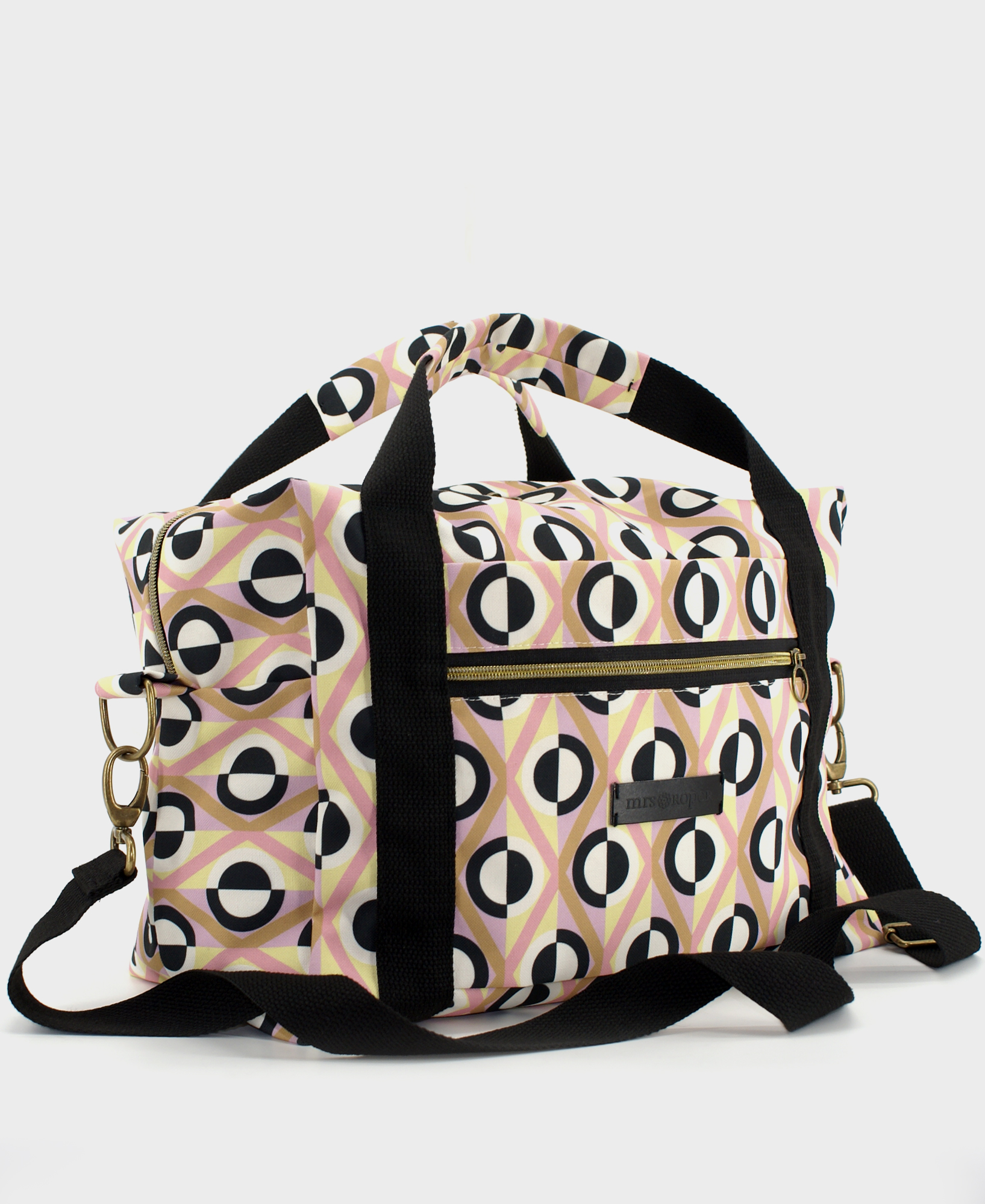 Bolsa de viaje con estampado de rombos geométrico en rosa, beige, blanco y negro, realizada en tejido reciclado RPET de la marca mrs Roper.