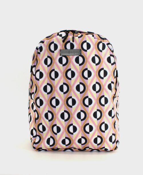 Mochila con estampado geométrico de rombos en color beige, rosa, blanco y negro, de la marca Mrs. Roper.