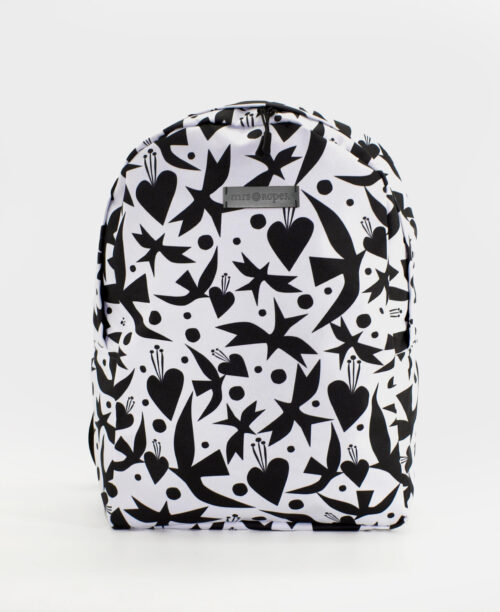 Mochila con estampado de pájaros y corazones negros sobre fondo blanco de la marca Mrs. Roper.