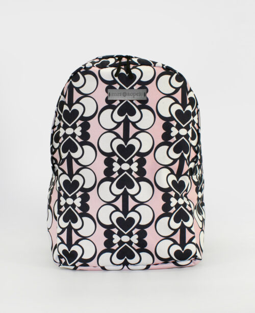 Mochila con estampado de corazones en rosa, negro y blanco de la marca mrs Roper.